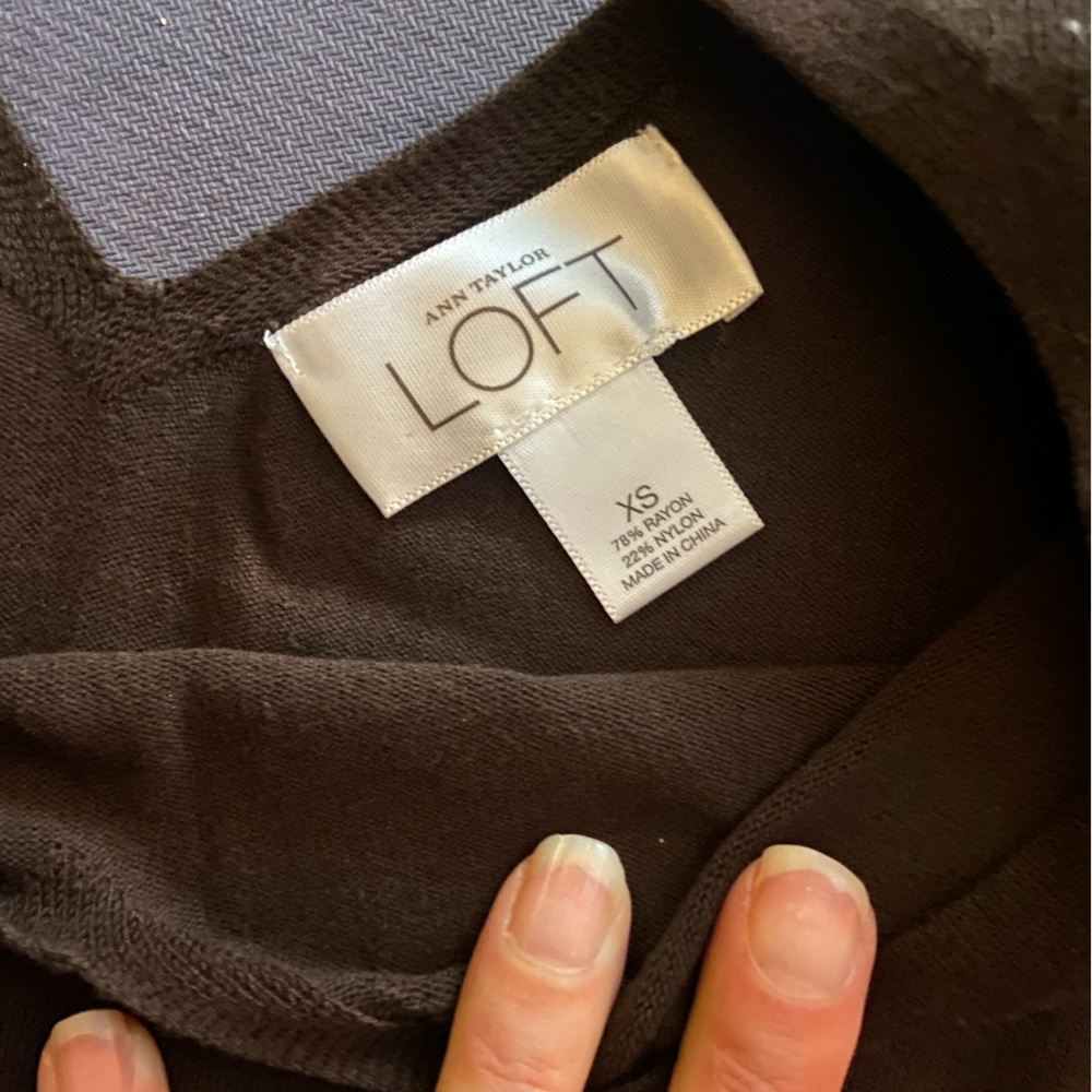 Loft V-Neck - Picture 5 of 6